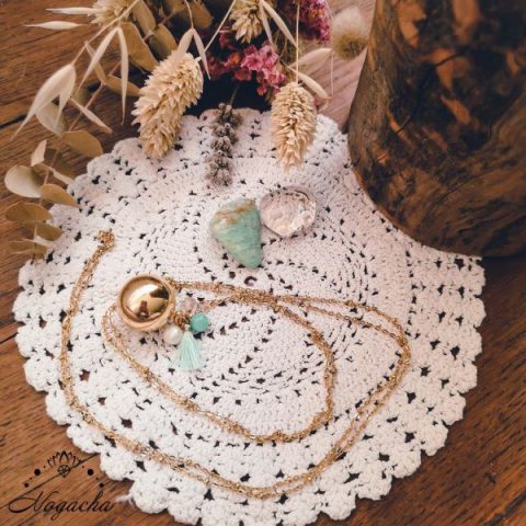 collier-bola-de-grossesse-pompon-dore-amazonite-cristal-de-roche
