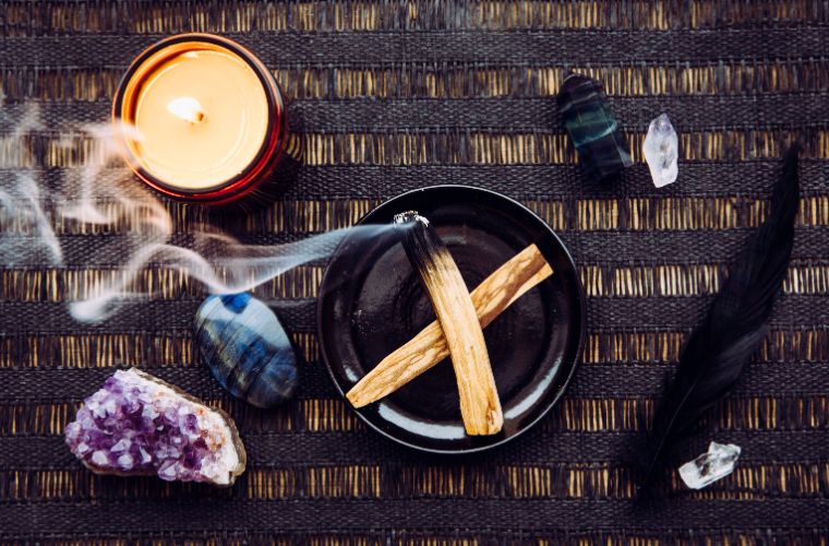 rituels-nouvelle-lune-sauge-palo-santo